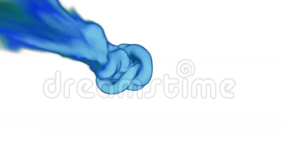 抽象生动的蓝色墨水在水或烟雾中的效果和组合VFX墨云或烟雾与阿尔法面具超级超级超级视频的预览图