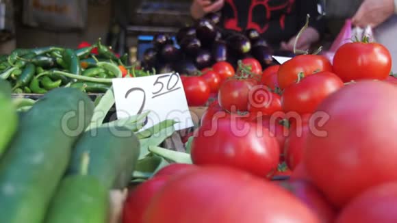 展示蔬菜食品市场上的蔬菜柜台视频的预览图