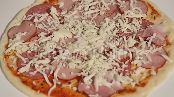 厨师手工制作意大利披萨视频的预览图