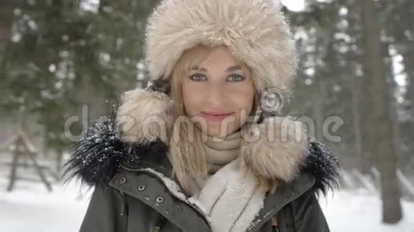 微笑的女人享受冬天的肖像视频的预览图