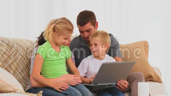 一家人用笔记本电脑视频的预览图