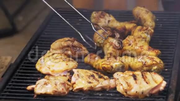 烧烤架上煮鸡肉视频的预览图