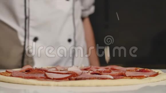 厨师手工制作意大利披萨视频的预览图