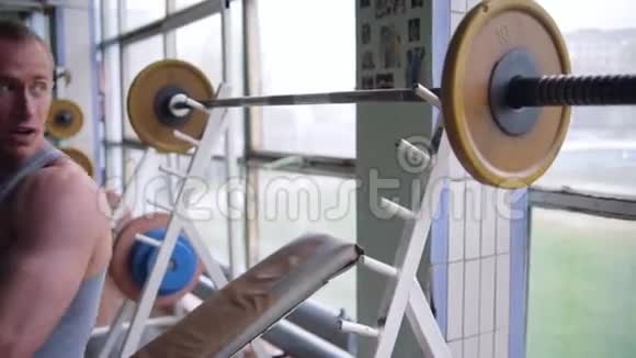 运动员用杠铃做胸部锻炼视频的预览图