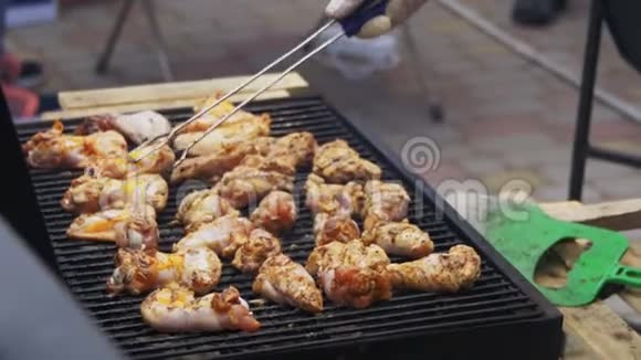 烧烤架上煮鸡肉视频的预览图