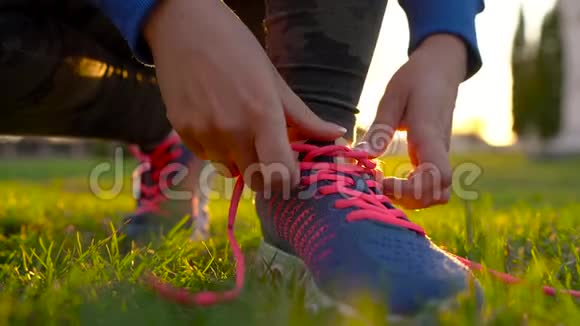 跑鞋女人系鞋带视频的预览图