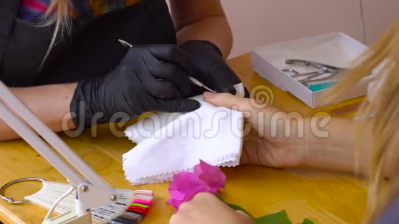 美甲美容店美甲专家做美甲护理医生用指甲油涂指甲油视频的预览图