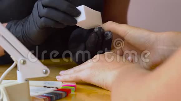 美甲美容店美甲专家做美甲护理医生用指甲油涂指甲油视频的预览图