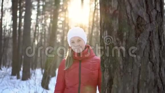 冬天公园里美丽的年轻女子微笑着玩得很开心慢动作录像视频的预览图