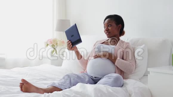 有平板电脑的快乐孕妇视频的预览图