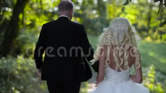 婚礼新娘和新郎走视频的预览图