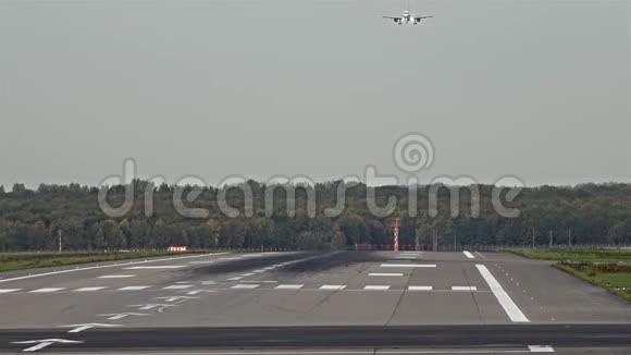 飞机降落在杜塞尔多夫机场视频的预览图