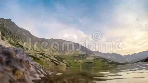 塔特拉山上美丽的池塘视频的预览图