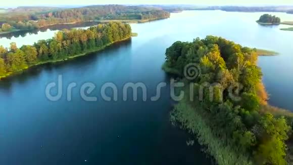 蓝色湖泊中的绿色岛屿视频的预览图