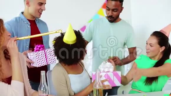 同事在办公室的生日聚会上打招呼视频的预览图