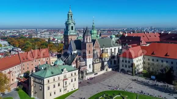波兰克拉科夫的瓦维尔大教堂和城堡空中景观视频的预览图