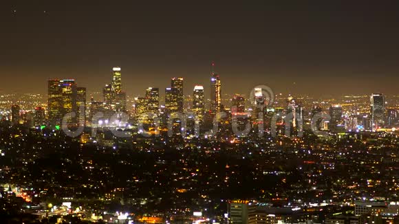 洛杉矶市中心夜间的鸟瞰图视频的预览图