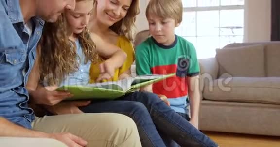 快乐的家庭读物视频的预览图