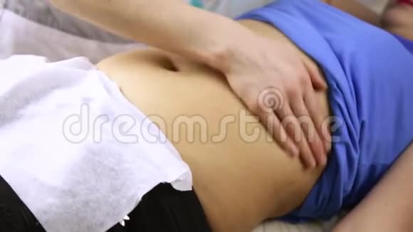 女医生给病人做腹部按摩视频的预览图