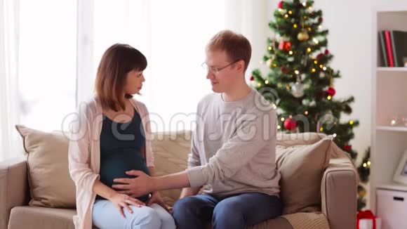 男人和孕妇圣诞节回家视频的预览图