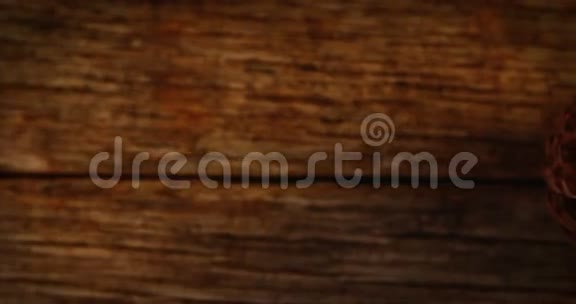 木板上的松果视频的预览图