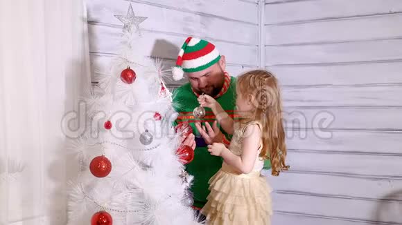 一家人围着圣诞树装饰它视频的预览图