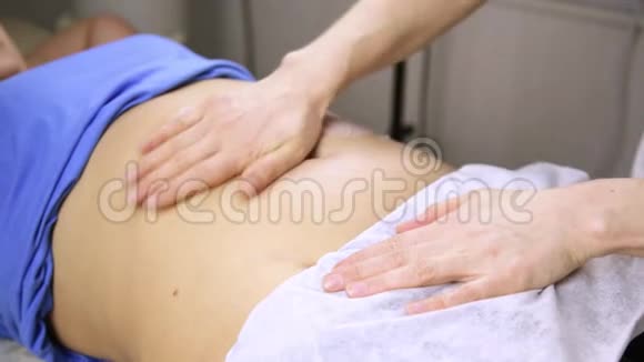 女医生给病人做腹部按摩视频的预览图