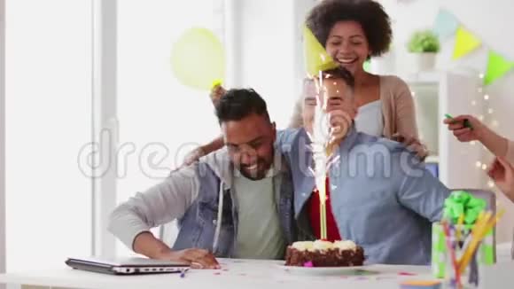 快乐的公司团队庆祝办公室聚会视频的预览图