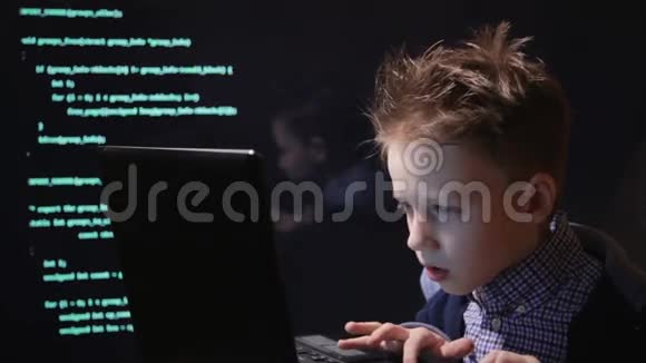 少年神童黑客在工作的黑客电脑屏幕上有很多数字视频的预览图