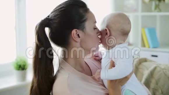 快乐的年轻妈妈带着小宝宝在家视频的预览图