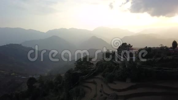 喜马拉雅山脉山谷上方的日落尼泊尔电影院视频的预览图