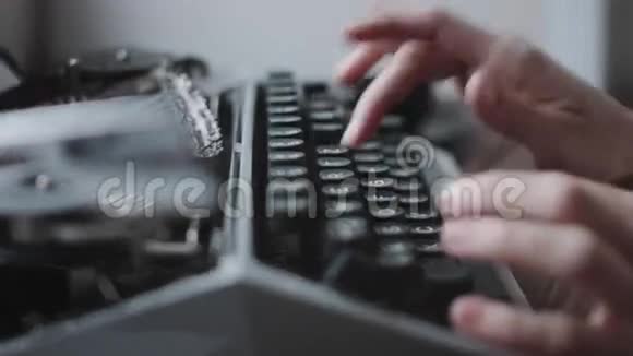 用复古写字机打字视频的预览图