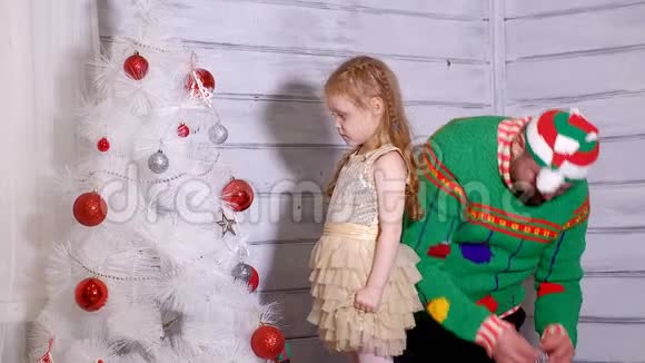 一家人围着圣诞树装饰它视频的预览图