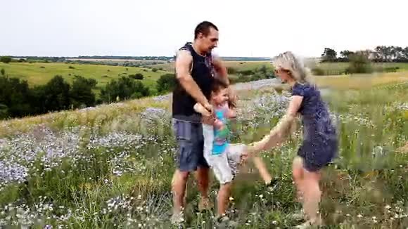 幸福的家庭自然视频的预览图