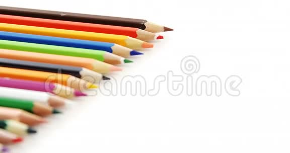 彩色铅笔排成一排视频的预览图