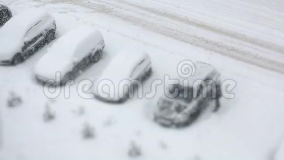 冬天有雪车的停车场视频的预览图