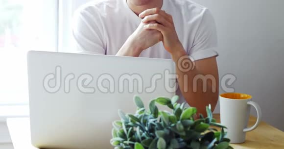 男人在喝4k咖啡的时候用笔记本电脑视频的预览图