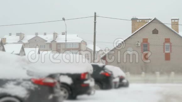冬天有雪车的停车场视频的预览图