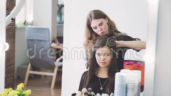在美容院和一位漂亮的女士工作视频的预览图