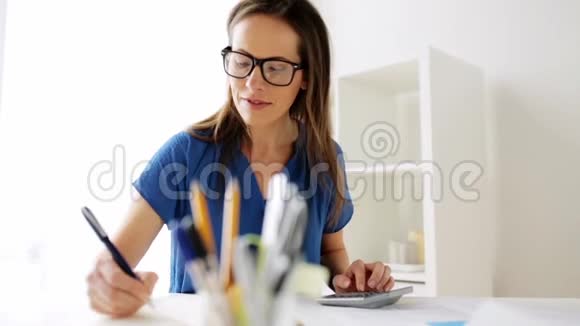 有计算器和笔记本的女人视频的预览图