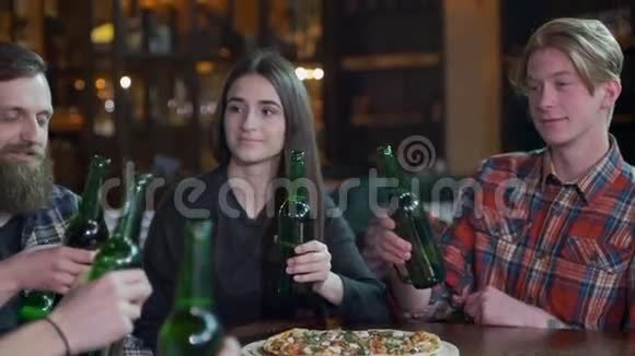 一群朋友在一家餐馆喝啤酒聊天视频的预览图