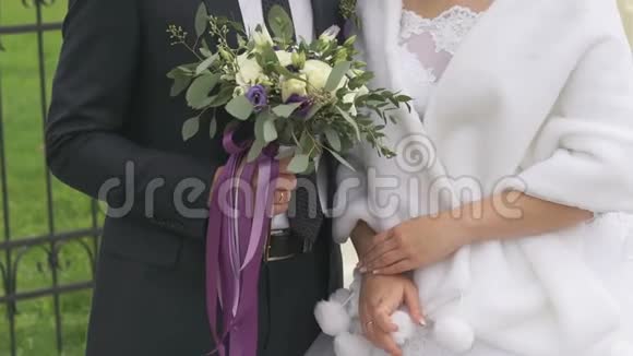 婚礼上新郎新娘相互拥抱视频的预览图