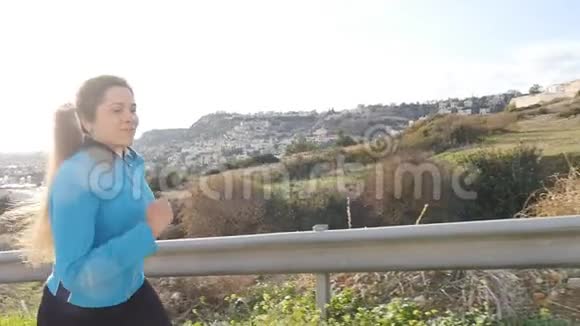 年轻的健身女子跑步视频的预览图