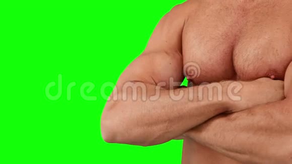 手臂交叉的肌肉男视频的预览图