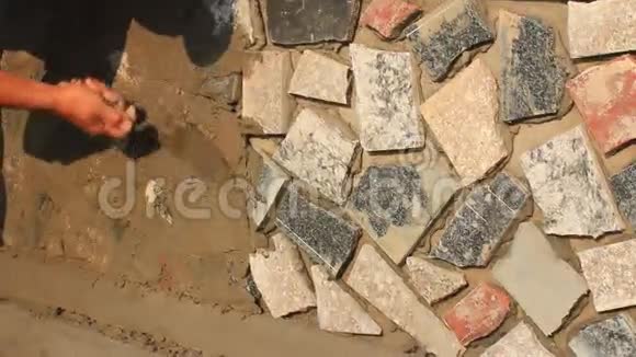 工人安装水泥石墙面视频的预览图
