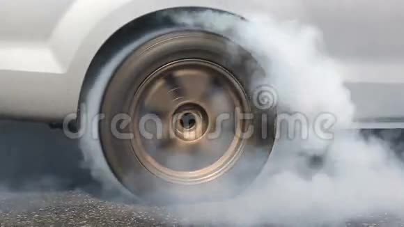 赛车在轮胎上燃烧橡胶视频的预览图