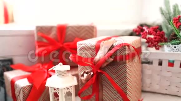 灯饰背景上的圣诞红礼品盒视频的预览图