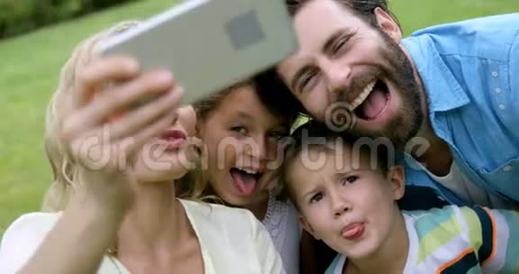 幸福的家庭自拍视频的预览图