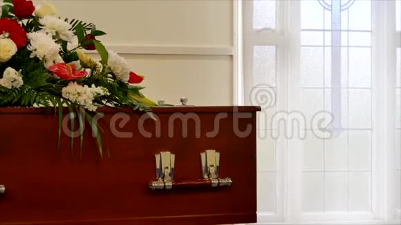 墓地葬礼或葬礼前在灵车或礼拜堂里的彩色棺材视频的预览图
