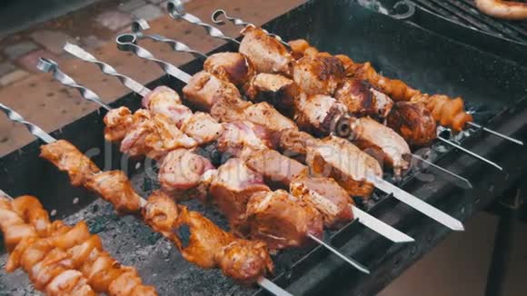 烤串上的牛肉烤串是是用烧烤盘烹制的视频的预览图